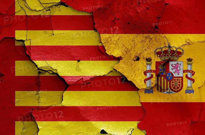 Flags of Sagunto and Spain painted on cracked wall