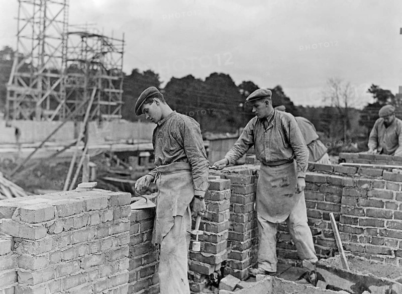 Builders in the 1940s. Two men are laying a brick wall. Sweden 1940s