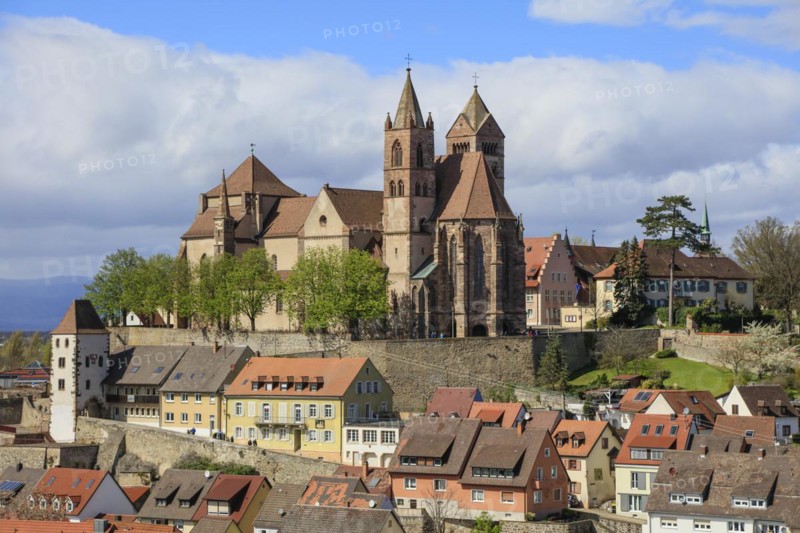 View from Eckartsberg to Münsterberg with Radbrunnenturm and cathedral, Breisach am Rhein, Baden-Württemberg, Germany