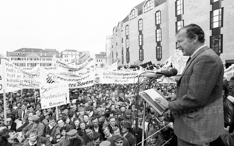 25, 000 farmers protest on the Bonn market square, 27.03.1981.Constantin Frh. von Heereman, Germany