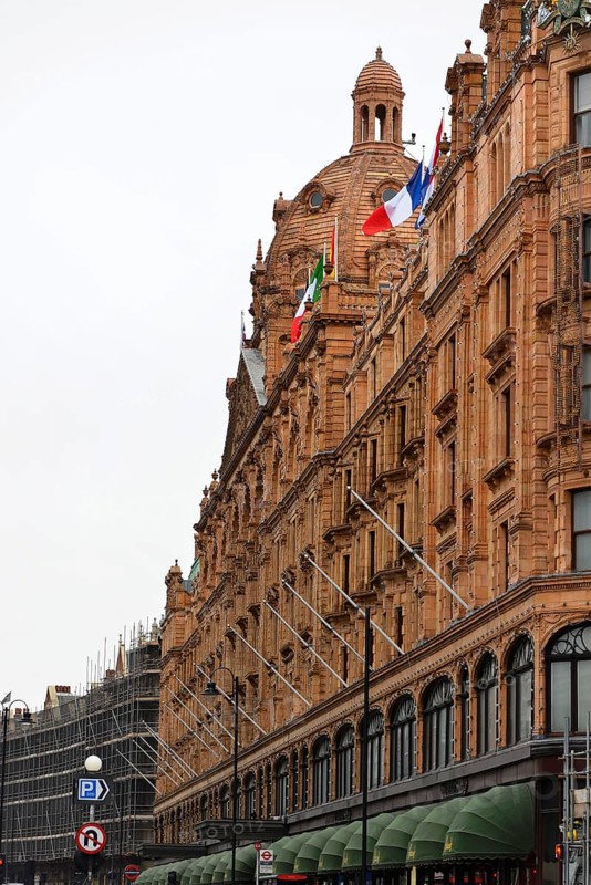 The Harrods shopping centre in London with its historically impressive façade, London, London region, England, United Kingdom