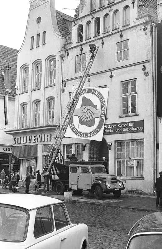 13.04.1971, Rostock, Rostock district, hanging a poster in the shape of the SED party badge, preparation for the demonstration on Rostock's Ernst-Thälmann-Platz to mark the 25th anniversary of the founding of the SED in the then Soviet occupation zone on 22.04.21946 Rostock, GDR GDR