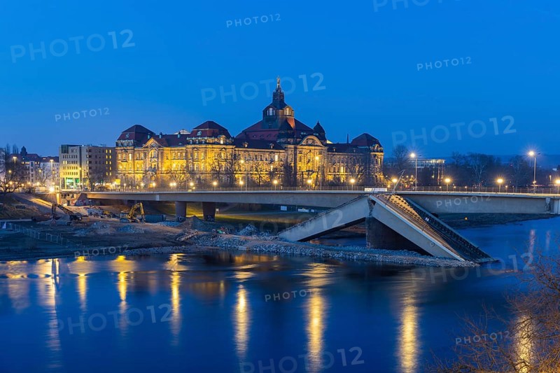 After the partial collapse of the Carola Bridge, a dam was built for the demolition work on the Neustädter Elbufer. Continuous monitoring has shown that the frosts of the last few days have caused further rusted prestressing steels to crack, so work has been suspended for the time being and navigation on the Elbe has been closed, Dresden, Saxony, Germany