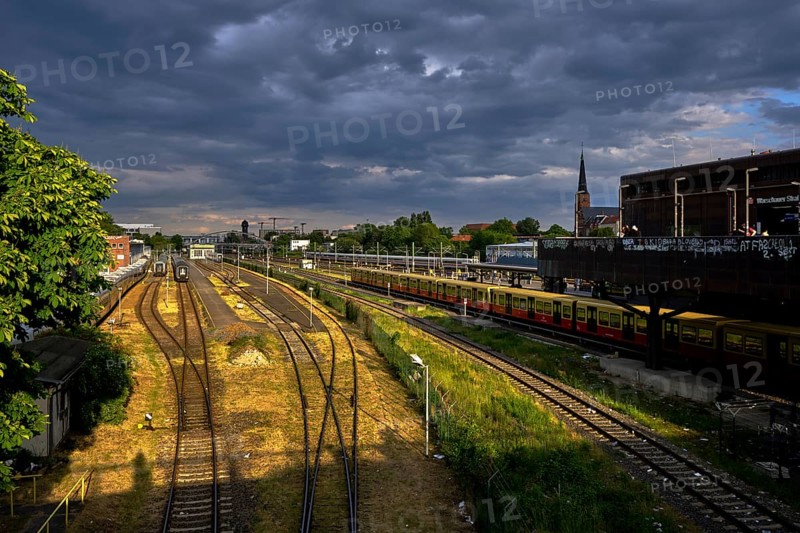 Germany, Berlin, 26.05.2025, Warschauer Straße S-Bahn station, view over the Modersohn Bridge to Ostkreuz station, railway tracks, S-Bahn