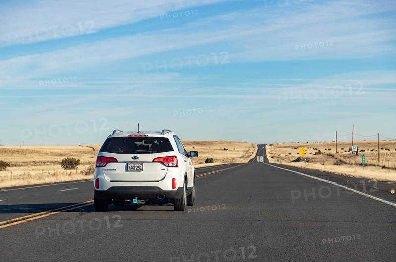 A picture of a white KIA Sorento GDI driving in Arizona