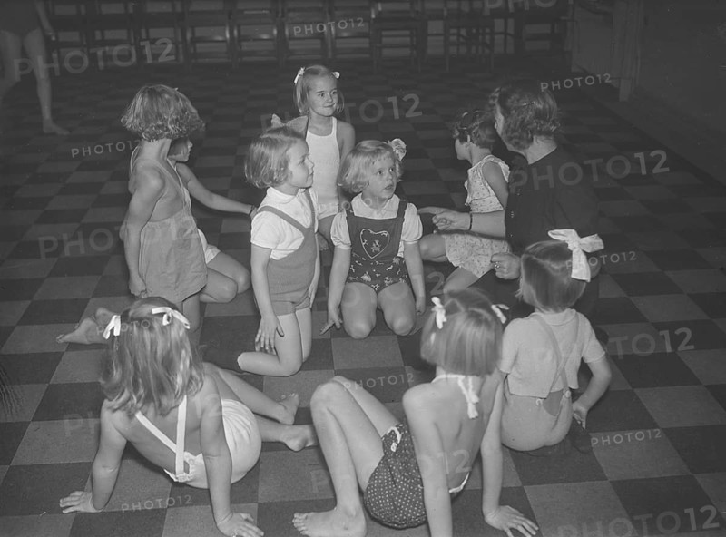 Children in the 1930s. A group of small girls at a dancing school playing together. Photo Kristoffersson Ref 13-4. Sweden 1939