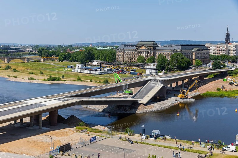 Demolition work continues after the partial collapse of the Carola Bridge. Another carriageway was deliberately brought down, Dresden, Saxony, Germany