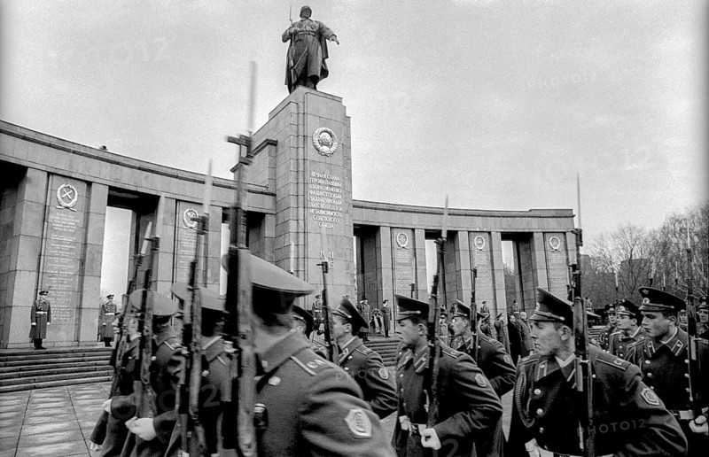 Germany, Berlin, 22.12.1990, Dismounting of the Soviet guard of honour from the memorial in Tiergarten, last march past of the guard of honour