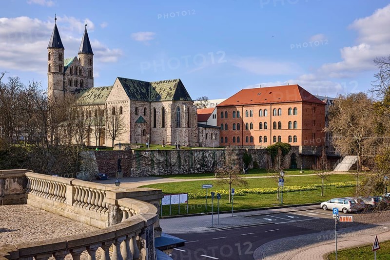 Kloster Unser Lieben Frauen, church, city wall, sandstone wall, garden, lawn, flower bed, bare wintry trees, blue sky, fair weather clouds, crossing Gouvernementsberg with Fürstenwallstraße, Magdeburg, state capital, independent city, Saxony-Anhalt, Germany