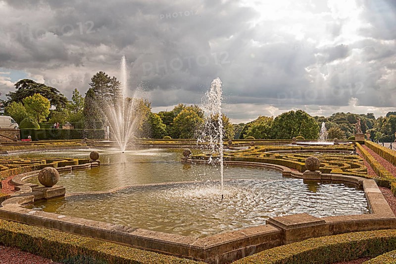 The gardens of Blenheim Palace, the largest non-royal aristocratic residence in Great Britain, built by Queen Anne as a reward for John Churchill, 1st Duke of Marlborough. The imposing baroque palace is located in the English county of Oxfordshire on the River Glyme, a UNESCO World Heritage Site, England, United Kingdom