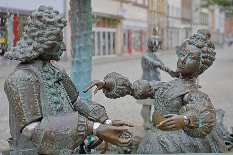 Stadtbrunnen von Bonifatius Stirnberg 2000 ##, sculptures, sculpture, sculptures, plastic, artwork, artwork, art, modern art, modern, modern, bronze sculptures, bronze sculpture, bronze, city history, city chronicle, chronicle, historical, historical, history, figures, figure, historical, historical, historical, dancing couple, dance, dancing, couple, two, aristocrats, aristocracy, baroque, baroque, clothing, dresses, detail, gesture, gesture ##, city fountain, Weißenfels, Saxony-Anhalt, Germany