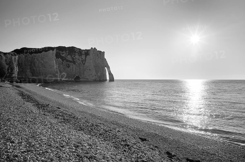 Beach, pebble beach, rock arch Falaise or Porte d'Aval, Étretat, sea, steep coast, cliffs, chalk cliffs, alabaster coast, La Côte d'Albâtre, sunset, evening mood, black and white, Normandy, Seine-Maritime, France