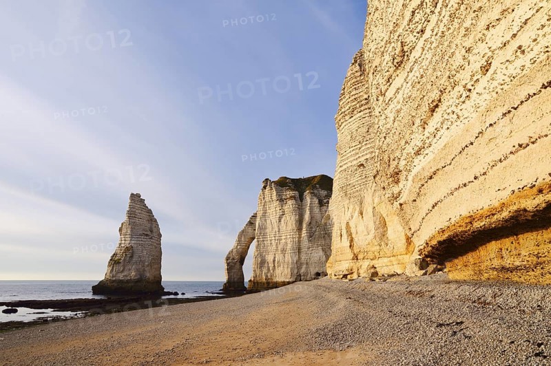 Cliffs with the Falaise d'Aval rock gate and the Aiguille d'Etretat rock needle, Etretat, Alabaster Coast, Seine-Maritime, Normandy, France
