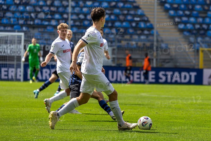 Football 3rd division, 2025/26 season, matchday 1: Waldhof Mannheim v SC Verl***On the ball: Martin Ens (5, Verl)