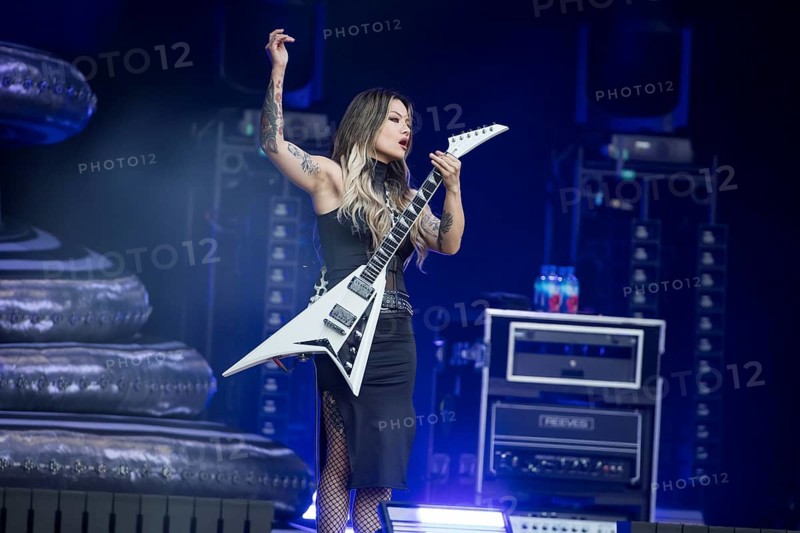 Kiki Wong, guitarist of The Smashing Pumpkins live on The Aghori Tour at the Berlin Zitadelle Spandau on 06.08.2025