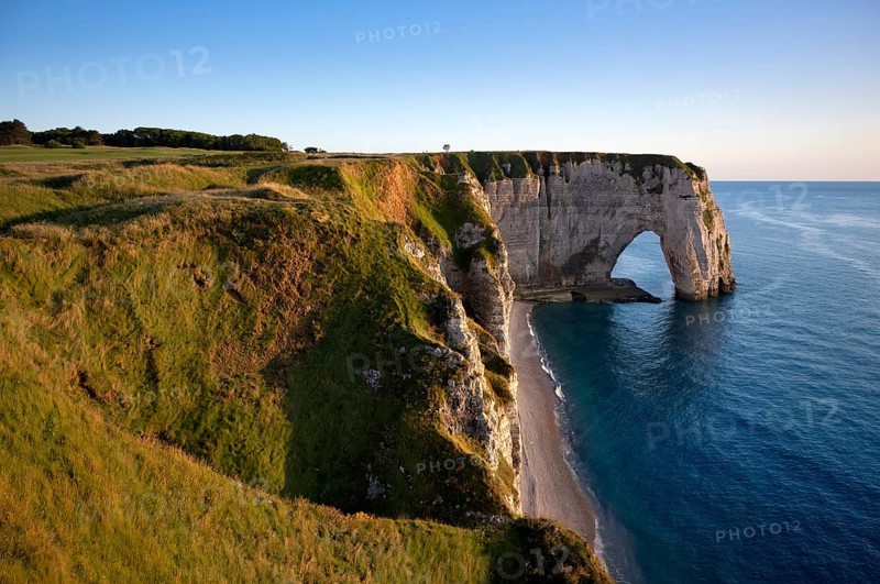 Rock arch Falaise or Porte La Manneporte, Jambourg beach, Étretat, sea, steep coast, cliffs, chalk cliffs, alabaster coast, La Côte d'Albâtre, evening mood, Normandy, Seine-Maritime, France