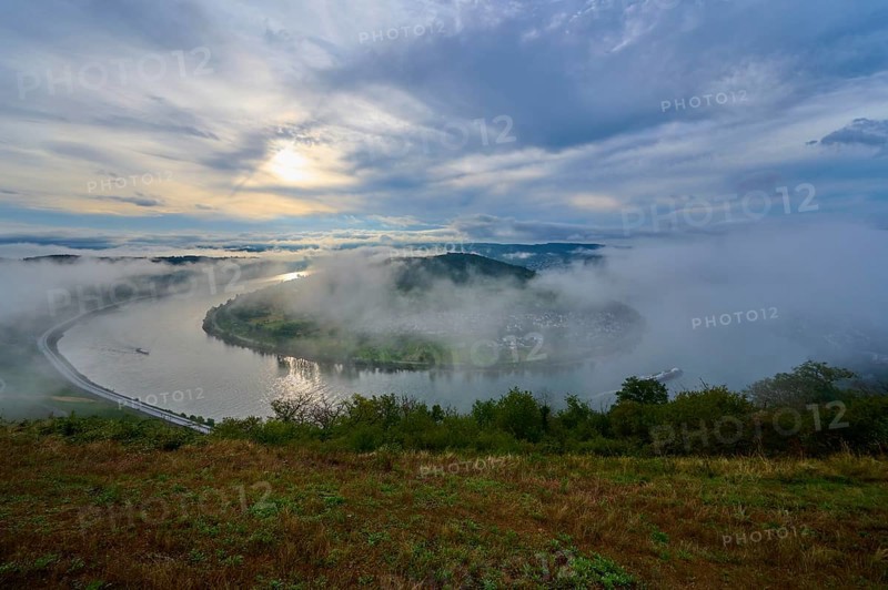 River landscape with wafts of mist and rolling hills in the background. Calm atmosphere, summer, Rhine bend Boppard, Gedeonseck, Boppard, Rhine, Rhine-Hunsrück district, Rhineland-Palatinate, Germany
