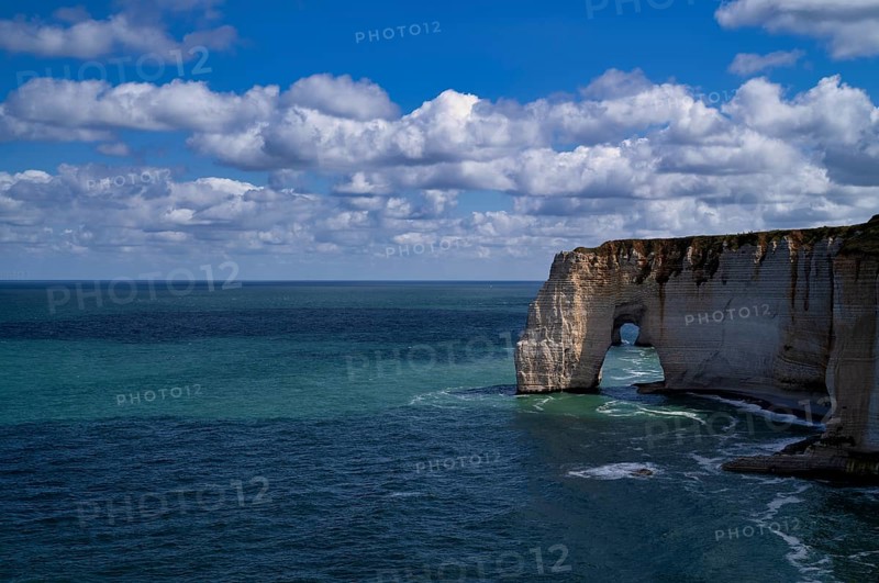Rock arch Falaise or Porte La Manneporte, behind it Falaise or Porte d'Aval, Étretat, sea, cliffs, cliffs, chalk cliffs, alabaster coast, La Côte d'Albâtre, Normandy, Seine-Maritime, France