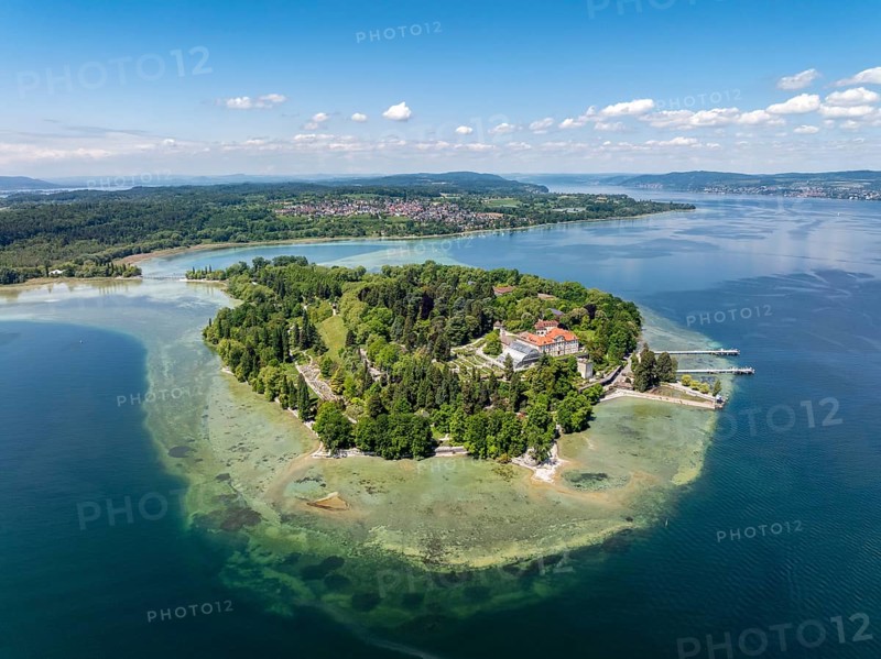 Die Insel Mainau im Bodensee mit dem Schiffanleger und dem barocken Schloss Mainau, erbaut zwischen 1739 und 1746, dahinter die Ortschaft Litzelstetten, Luftbild, Landkreis Konstanz, Baden-Württemberg, Deutschland