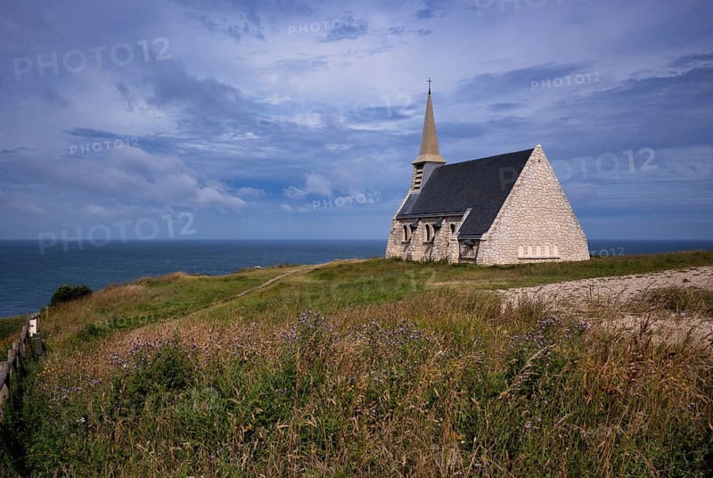 Church Chapelle Notre Dame de la Garde, Étretat, cliff, cliff, chalk cliffs, alabaster coast, La Côte d'Albâtre, Normandy, Seine-Maritime, France