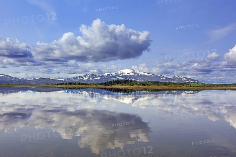 Mountain peak Storsnasen in the Snasahögarna mountain range reflected in Lake Ånnsjön, Jämtland County, western Sweden, Scandinavia