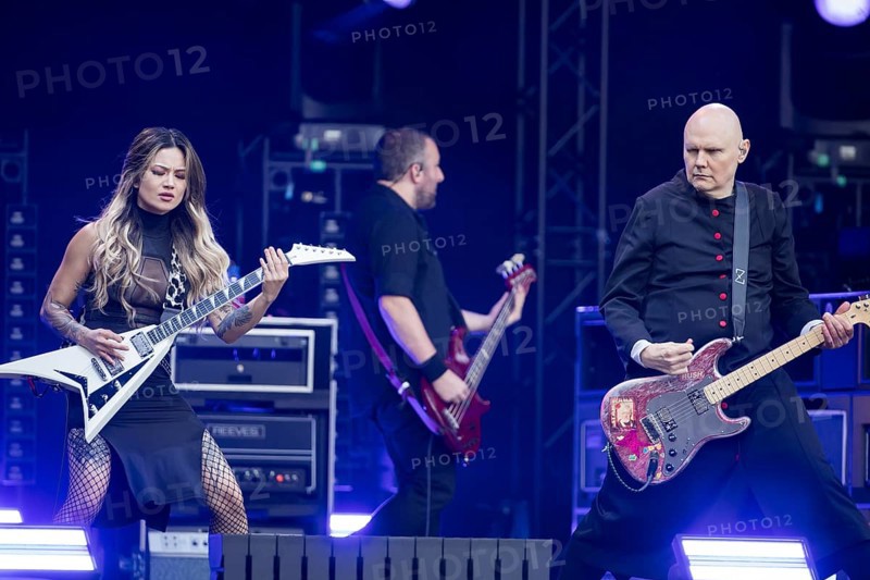 Kiki Wong (guitarist) and Billy Corgan (singer) from The Smashing Pumpkins live on The Aghori Tour at the Zitadelle Spandau in Berlin on 06/08/2025