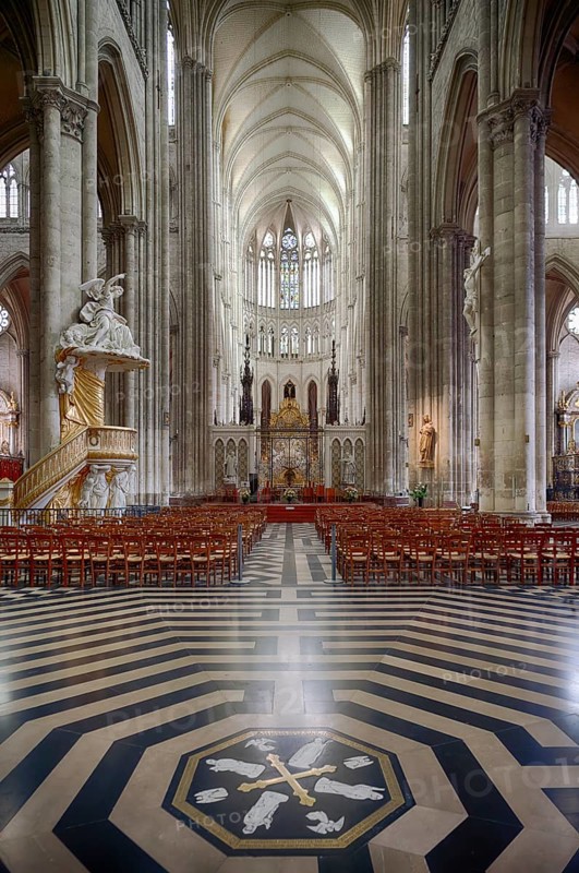 Interior view, floor labyrinth, commemorative plaque in honour of the builders and master builders of the cathedral, nave, choir, Cathédrale Notre-Dame d'Amiens, Amiens, Somme, France