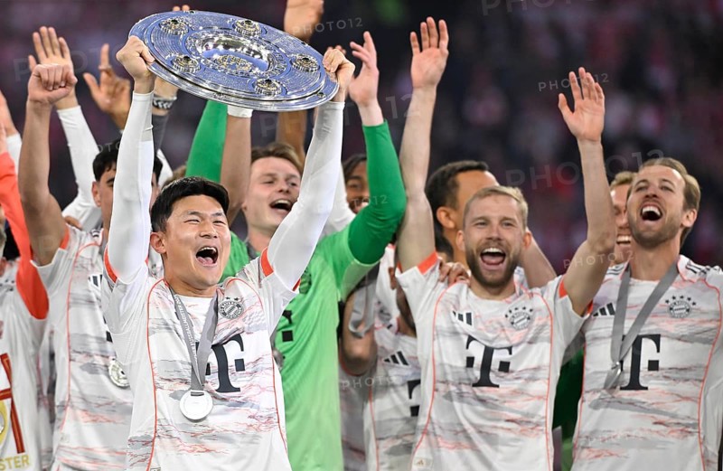 FC Bayern Munich FCB celebrates 34th championship title, championship celebration, championship trophy, trophy, cup, Min-jae Kim (03) Goalkeeper Jonas Urbig (40) Konrad Laimer (27) Harry Kane (09) Allianz Arena, Munich, Bavaria, Germany