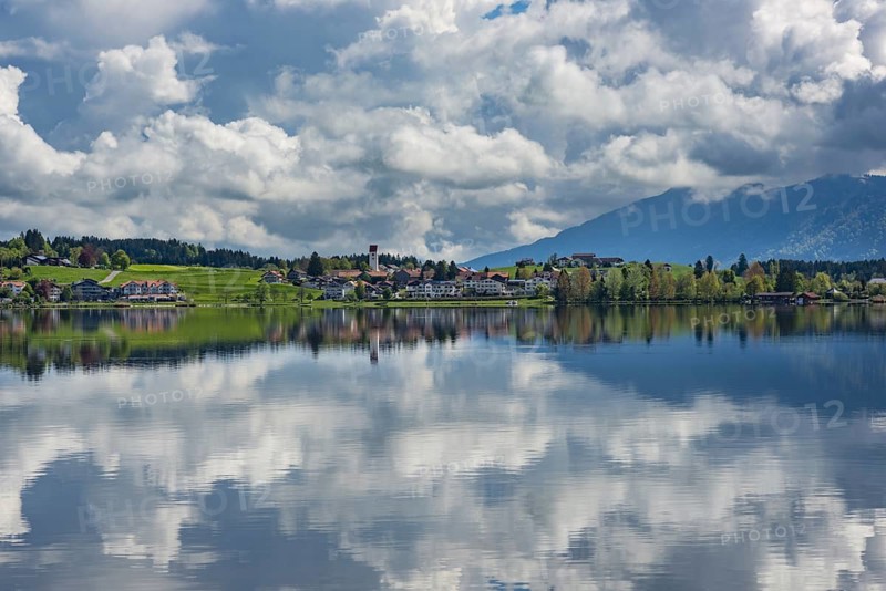 Lake Hopfensee, behind it Hopfen am See, near Füssen, Ostallgäu, Allgäu, Bavaria, Germany