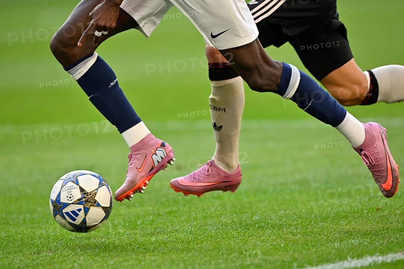 Nike versus Adidas, logo, close-up detail, cut-out, duel, action Pape Matar Sarr Tottenham Hotspur Spurs (29) Joshua Kimmich FC Bayern Munich FCB (06) Telekom Cup Allianz Arena, Munich, Bavaria, Germany