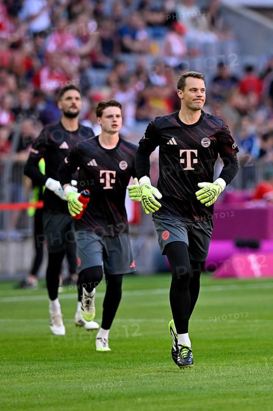 Three FC Bayern FCB goalkeepers Goalkeeper Manuel Neuer FC Bayern Munich FCB (01) Goalkeeper Sven Ulreich FC Bayern Munich FCB (26) Goalkeeper Jonas Urbig FC Bayern Munich FCB (40) Warm-up training Telekom Cup Allianz Arena, Munich, Bavaria, Germany