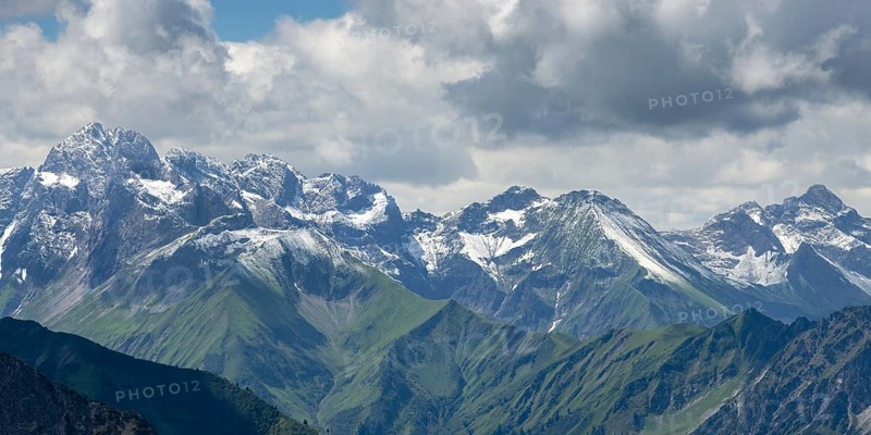 Mountain panorama after snowfall in July from the Zeigersattel on the Nebelhorn, 2224m, to the Allgäu main ridge with Trettachspitze 2595m, Mädelegabel 2645m, Bockkarkopf 2609m and Hochfrottspitze 2649m, and on the right the southernmost mountain in Germany, the Biberkopf, 2599m, Allgäu Alps, Allgäu, Bavaria, Germany