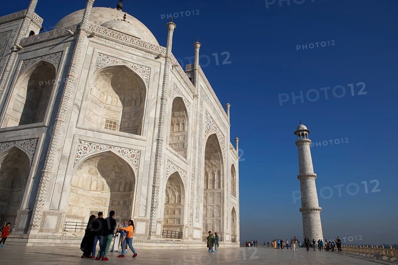 Taj Mahal or Taj Mahal in the morning light, on the right the river Yamuna, mausoleum, Agra, Uttar Pradesh, India