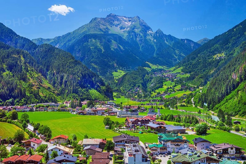 Mountain panorama with view of the edge of the village, Finkenberg and the Grinberg peaks 2884m, Mayrhofen, Zillertal, Zillertal Alps, Tyrol, Austria