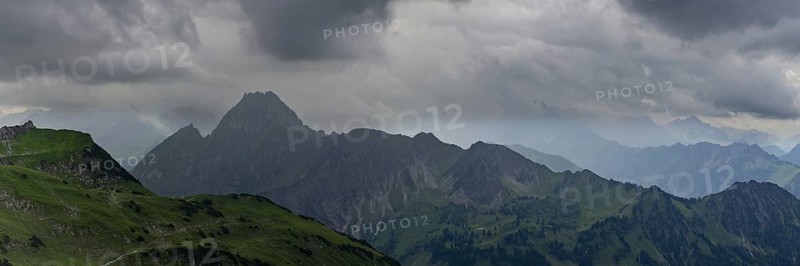 Mountain panorama from Zeigersattel to Höfats 2259m, in the centre of the picture, partly in clouds, the Allgäu main ridge with Trettachspitze 2595m, Mädelegabel 2645m, Bockkarkopf 2609m and Hochfrottspitze 2649m, Allgäu Alps, Allgäu, Bavaria, Germany