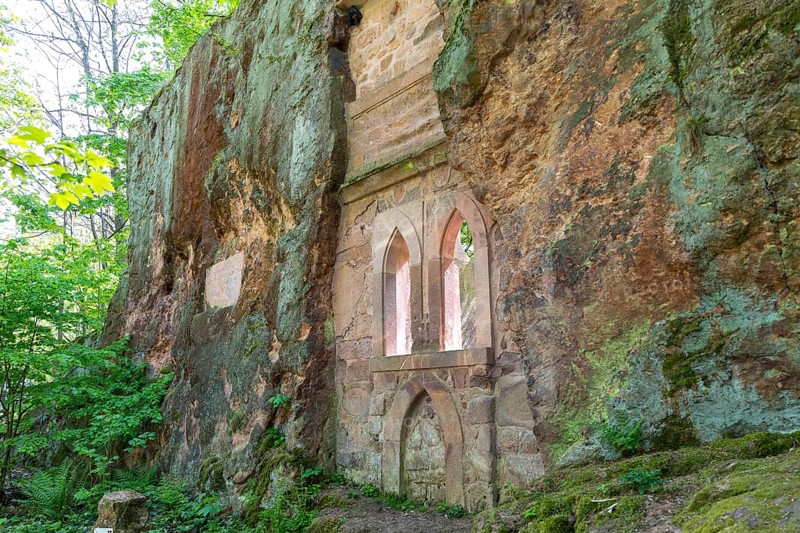 On the porphyry nature trail over the Rochlitzer Berg, so-called hermitage in the Seidelbruch, historic quarries, Rochlitz, Saxony, Germany
