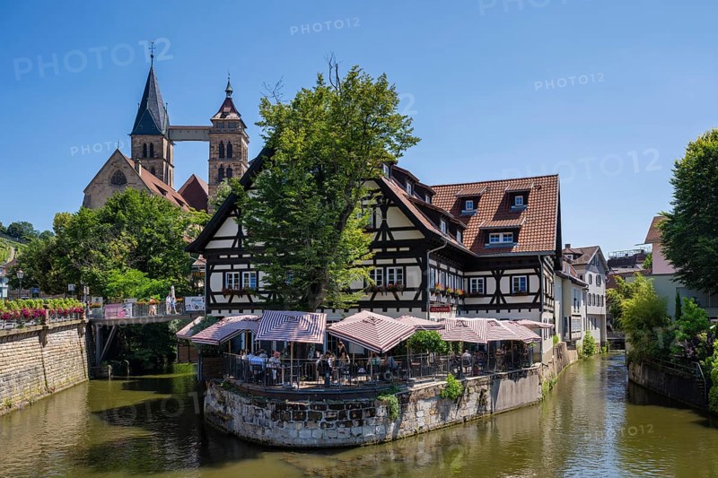 View from the Agnesbrücke bridge onto the Roßneckarkanal canal, historic half-timbered houses with outdoor catering, behind them the twin towers of the parish church of St. Dionys, Esslingen am Neckar, district of Esslingen, Baden-Württemberg, Germany