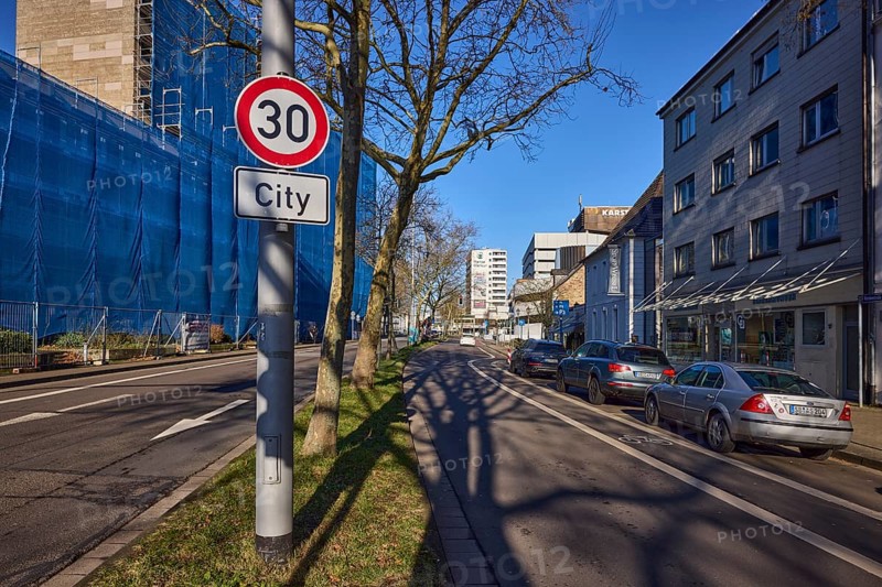 Tempo 30 sign, additional sign City, traffic sign, general development, trees, parking lane with vehicles, blue sky, cloudless, Am Stadtgraben, Saarbrücken, state capital, regional association Saarbrücken, Saarland, Germany