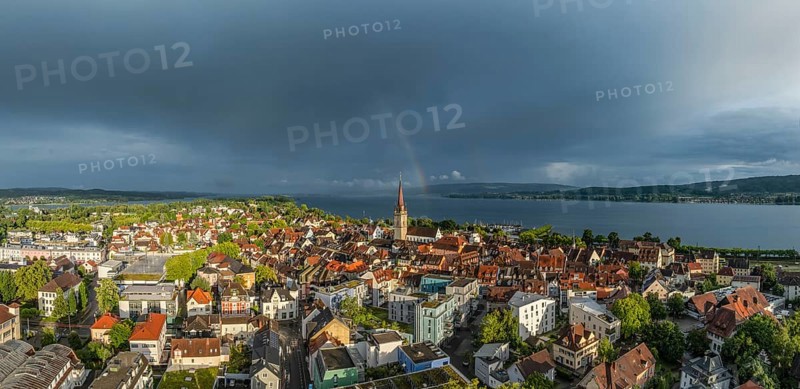 Luftbild, Panorama von der Stadt Radolfzell am Bodensee mit der historischen Altstadt und dem Radolfzeller Münster nach einem Gewitterschauer von der Abendsonne angestrahlt, am Horizont ein Regenbogen, Landkreis Konstanz, Baden-Württemberg, Deutschland