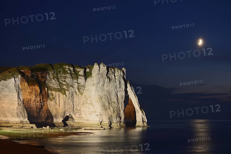 Cliffs with the Falaise d'Aval rock gate and the Aiguille rock needle at night, Etretat, Alabaster Coast, Seine-Maritime, Normandy, France