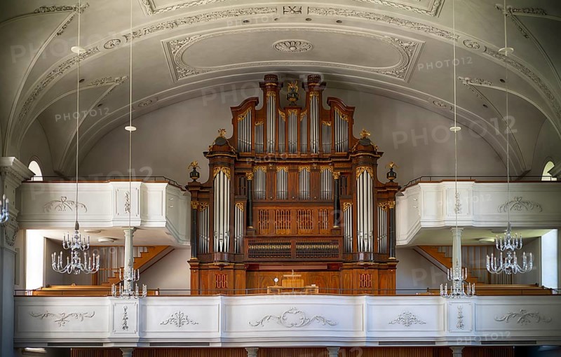 Innenaufnahme, Empore mit Orgel der 2025 renovierten Pfarrkirche St. Stephan, Kirche St. Stefan, Sempach, Kanton Luzern, Schweiz