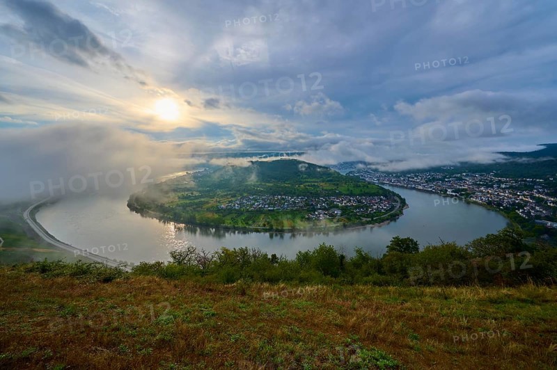 River landscape in peaceful morning mood, with clouds and gentle sun over hills, summer, Rhine bend Boppard, Gedeonseck, Boppard, Rhine, Rhine-Hunsrück district, Rhineland-Palatinate, Germany