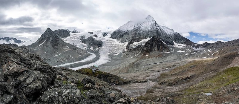 Mountain hut Cabane des Dix in front of glacier Glacier de Cheilon and summit Mont Blanc de Cheilon, Valais Alps, Valais, Switzerland