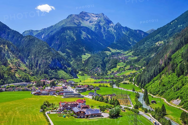 Mountain panorama with view of Finkenberg and the Grinberg peaks 2884m, Mayrhofen, Zillertal, Zillertal Alps, Tyrol, Austria