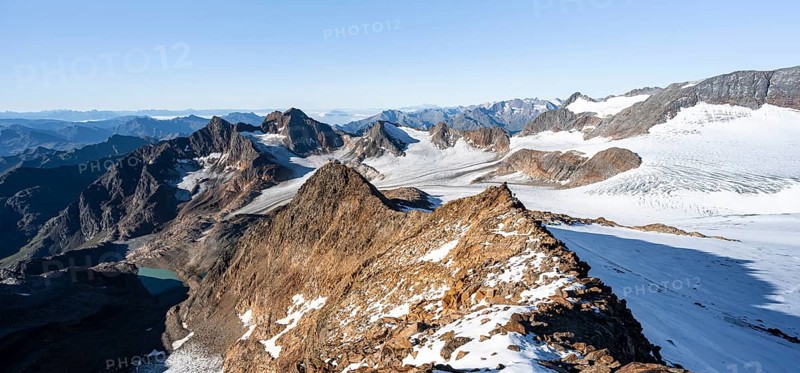 Rocky ridge on the Wilder Freiger mountain peak, behind Signal summit and Becher summit with Becherhaus, picturesque high mountain landscape, view of Übeltalferner glacier and rocky mountain peaks Königshofspitz and Sonklarspitze, Stubai Alps, South Tyrol, Italy