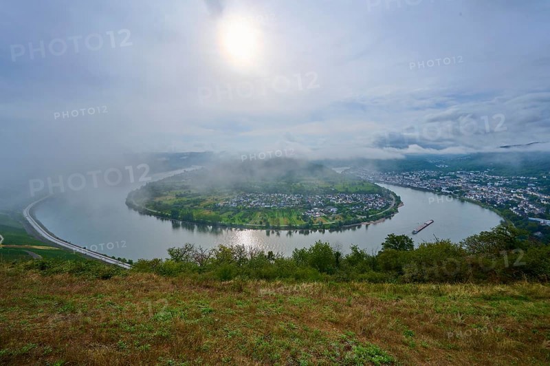 River bend under fog and with soft sunlight in the morning, surrounded by hills, summer, Rhine bend Boppard, Gedeonseck, Boppard, Rhine, Rhine-Hunsrück district, Rhineland-Palatinate, Germany