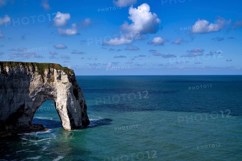 Rock arch Falaise or Porte La Manneporte, Étretat, sea, steep coast, cliffs, chalk cliffs, alabaster coast, La Côte d'Albâtre, Normandy, Seine-Maritime, France