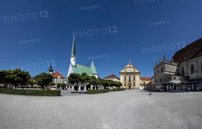 Chapel of Grace and St Magdalene's Church on Kapellplatz, place of pilgrimage, Altötting, Upper Bavaria, Bavaria, Germany