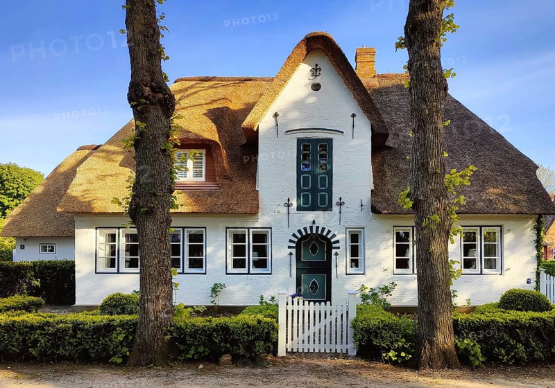 Uthlandfriesian house, typical, small thatched-roof houses with gables also called Frisian house, Nieblum, Föhr, North Frisia, Schleswig-Holstein, Germany
