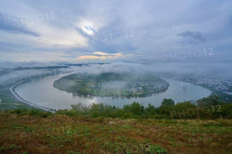 River bend under a cloudy sky and enveloping fog, gentle hills define the scenery, summer, Rhine bend Boppard, Gedeonseck, Boppard, Rhine, Rhine-Hunsrück district, Rhineland-Palatinate, Germany